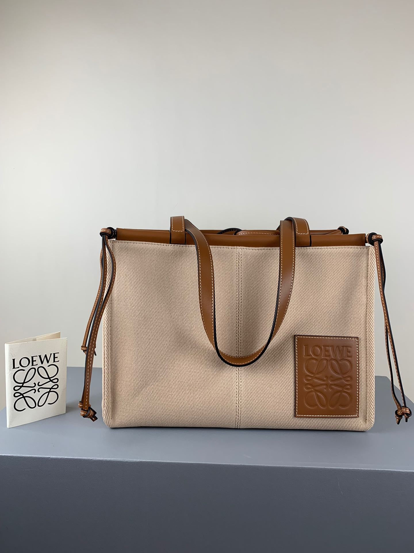 羅L威-Cushion tote 杏色棕皮