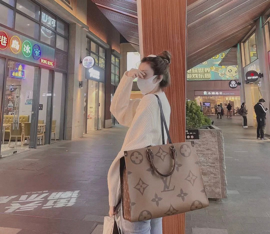 M45320 路L家-Onthego 手袋 大號 黑皮長肩帶 上身照