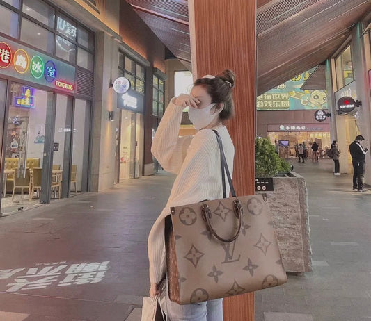 M45320 路L家-Onthego 手袋 大號 黑皮長肩帶 上身照