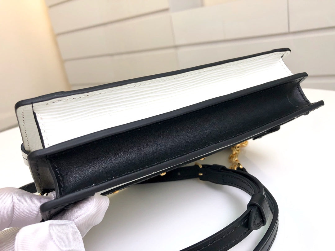 M53052 路L家-2018早秋系列 Trunk手袋 白色