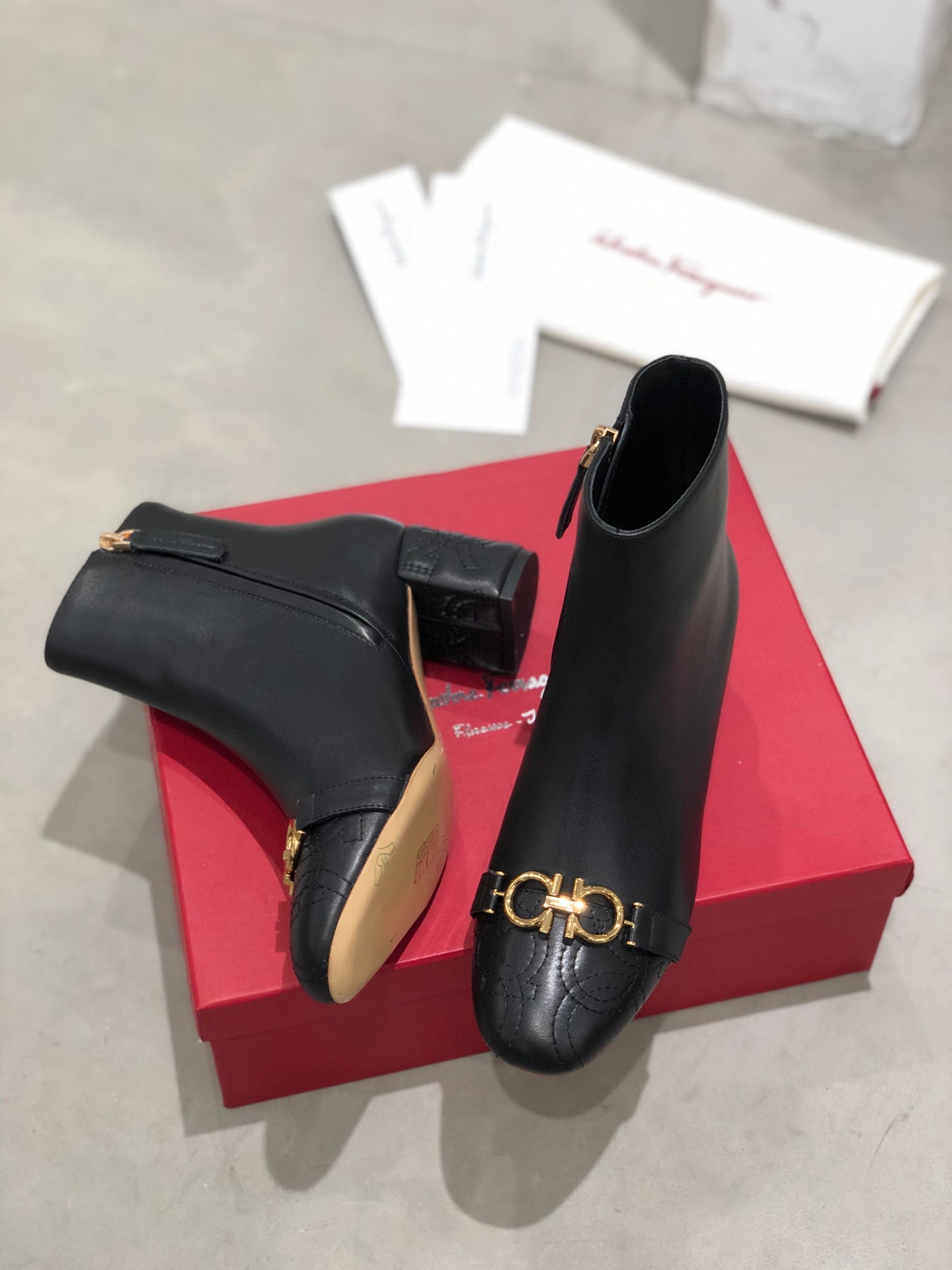 Salvatore Ferragamo鞋-菲拉格慕 馬蹄扣 小方頭 粗跟短靴