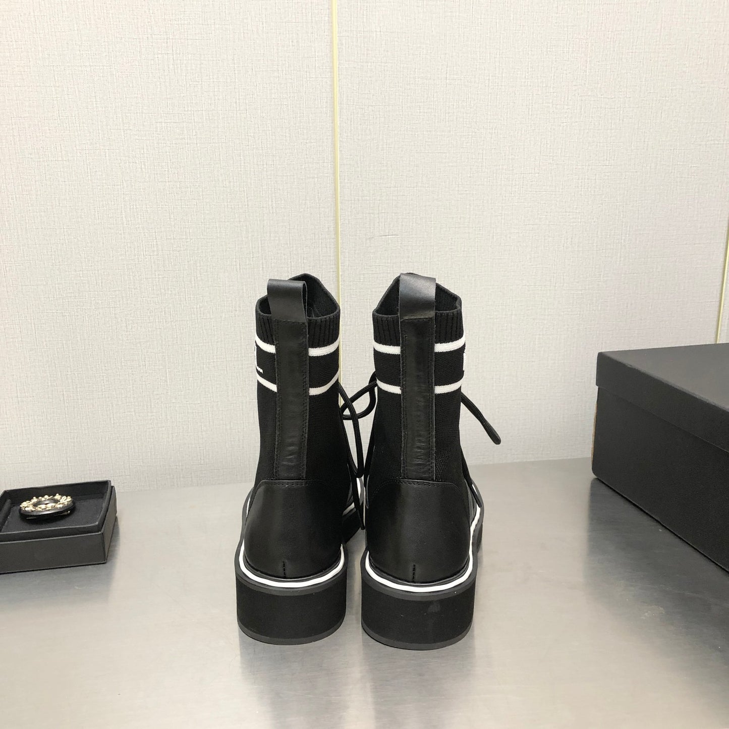 小香家-2022 經典菱格紋 繫帶襪靴
