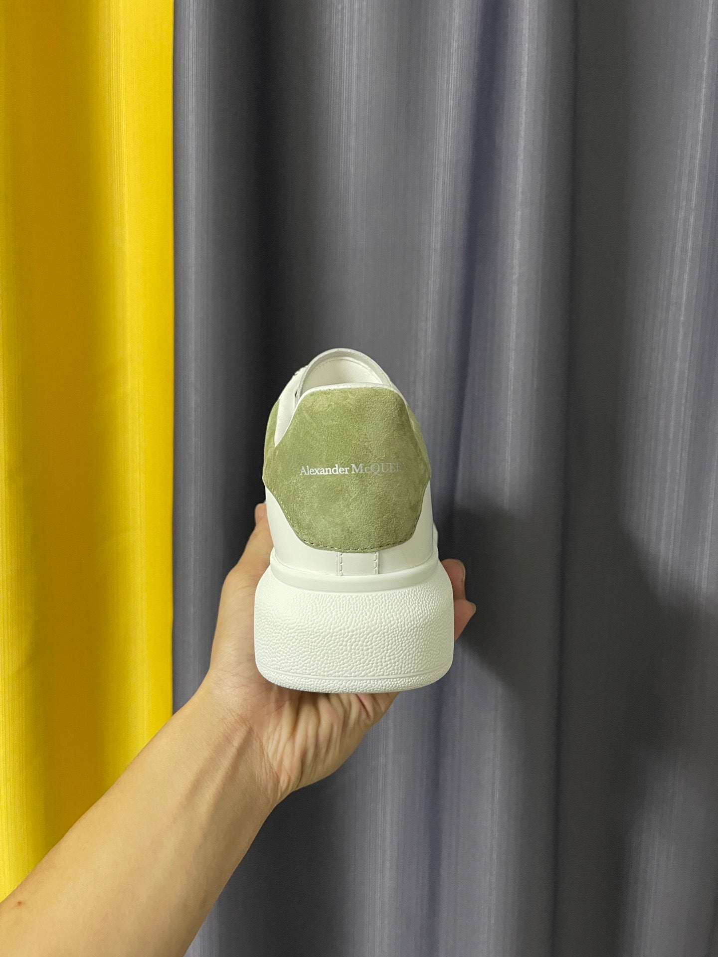麥M昆-經典小白鞋 男女同款 新顏色 草綠絨尾