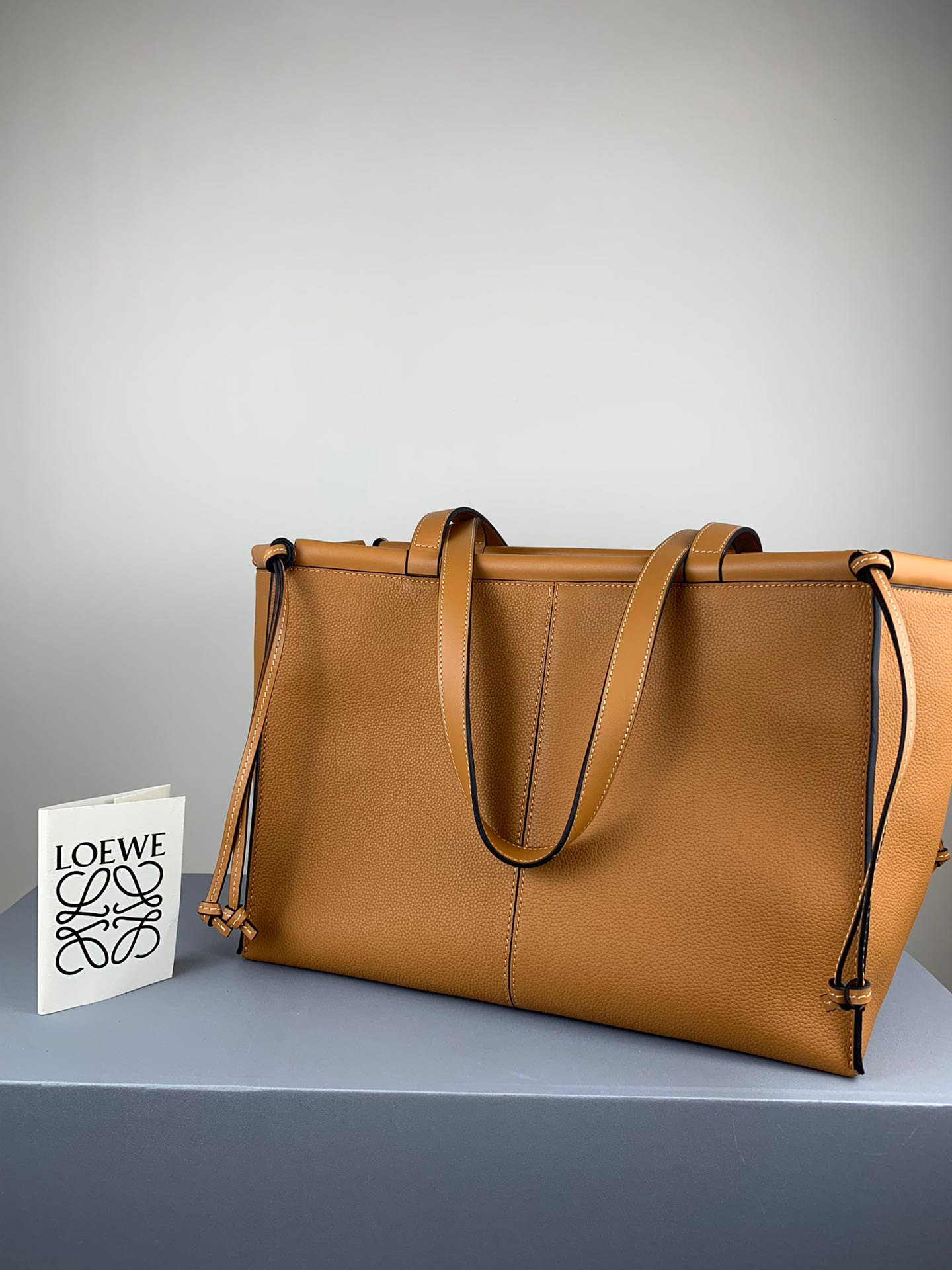 羅L威-Cushion tote 小牛皮 棕色