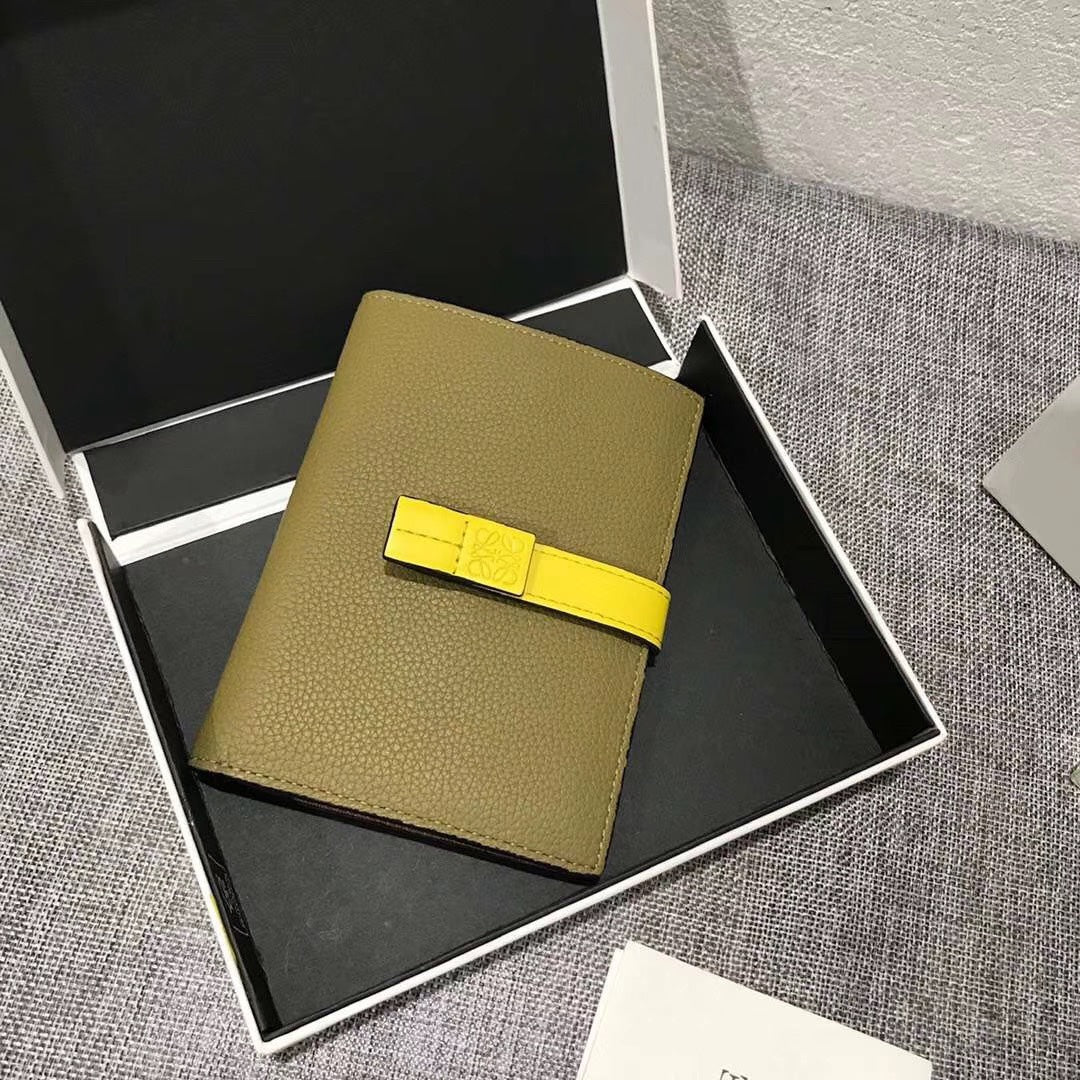 Loewe 對折中夾