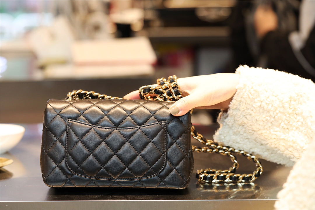 Chanel 吊墜徽章 mini CF
