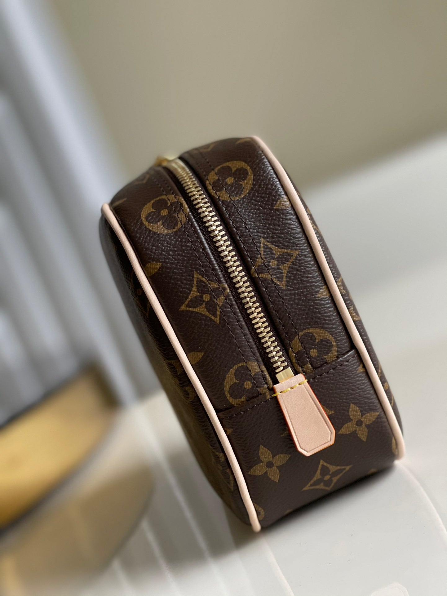 LV M43383 經典盥洗袋