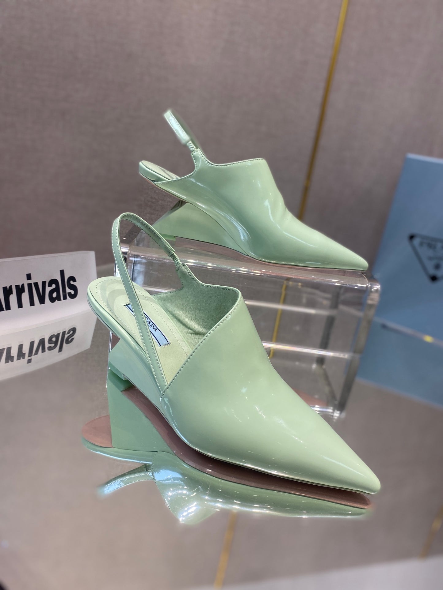 Prada 鞋-Prada 尖頭低跟量跟鞋（馬卡龍綠）
