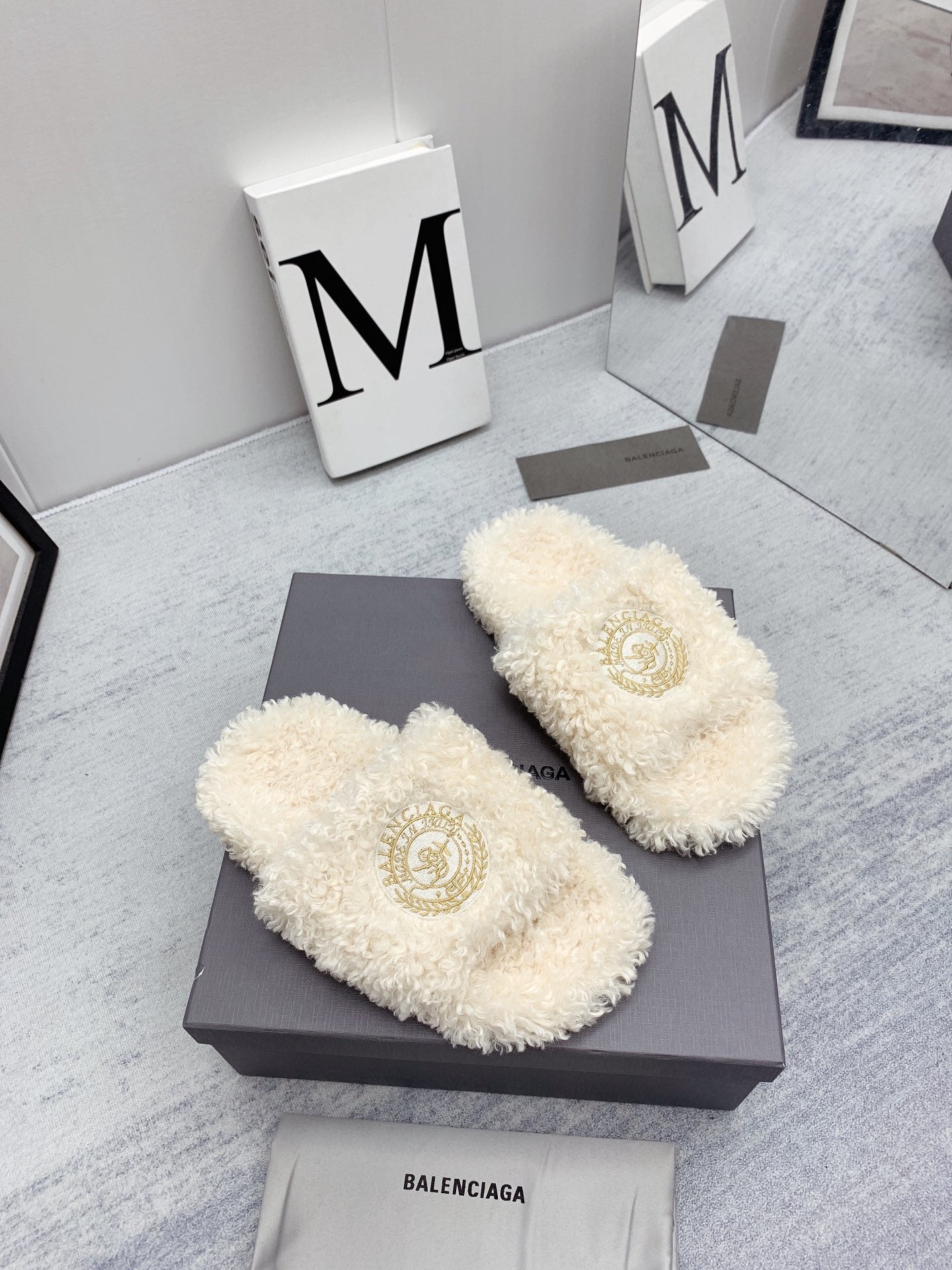 巴黎世-春夏新品刺繡捲毛拖（尺碼35-39）