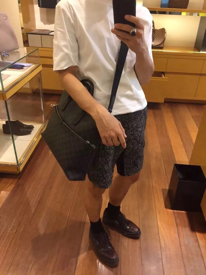 Lou-手提包 公事包 棋盤格黑 上身照
