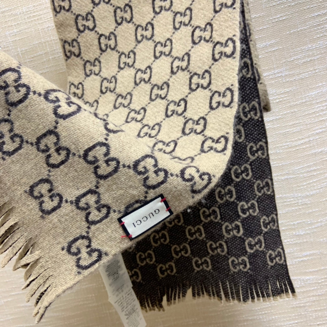 Gucci 雙面羔羊毛圍巾