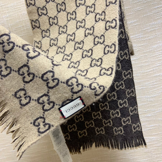 Gucci 雙面羔羊毛圍巾