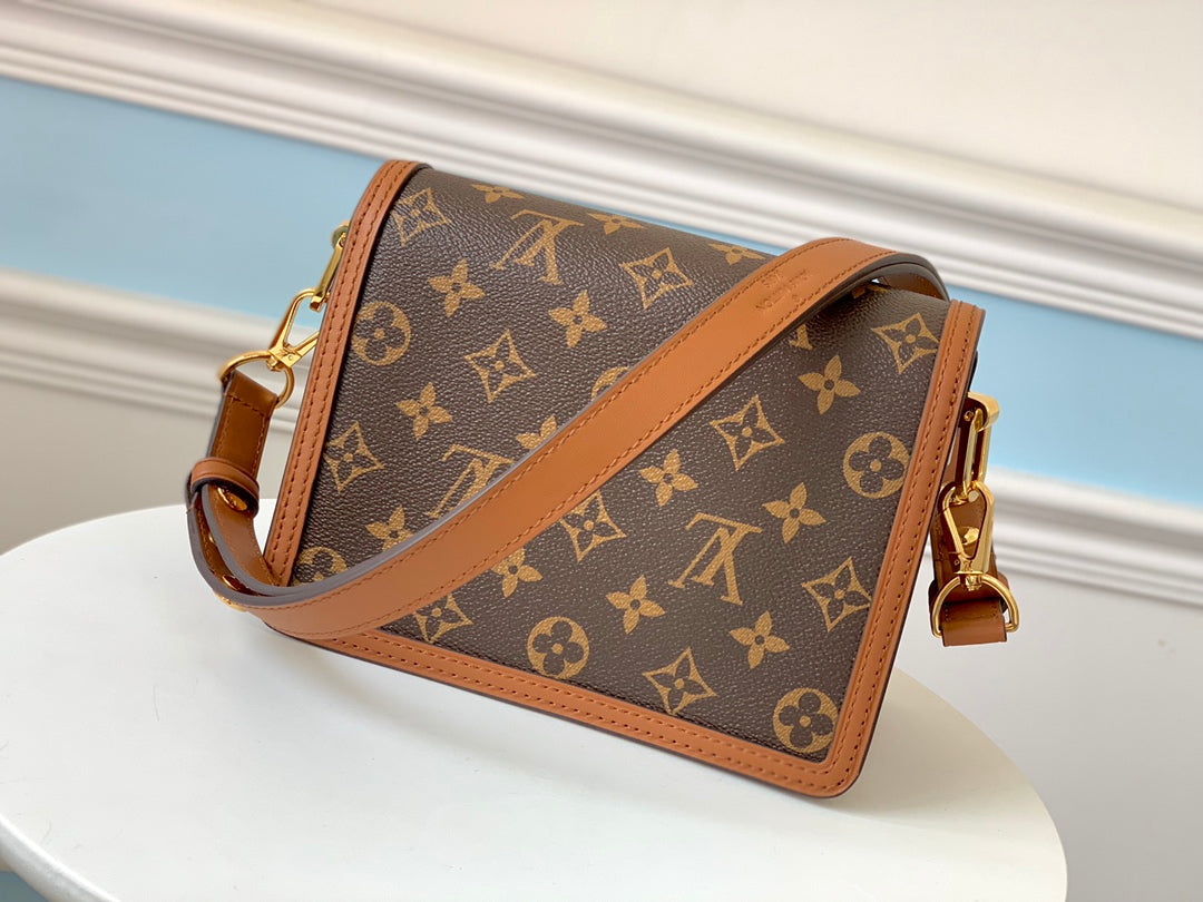 M44580 路L家-2019春夏 Dauphine 肩背包