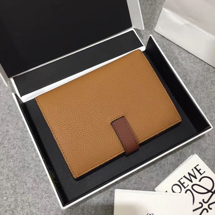 Loewe 對折中夾