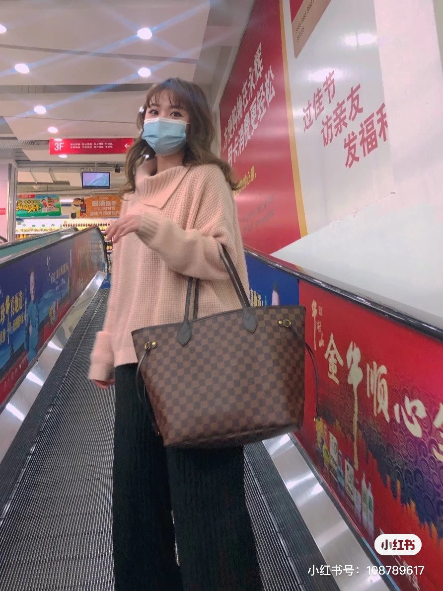 M41358 路L家-Neverfull 咖格 上身照