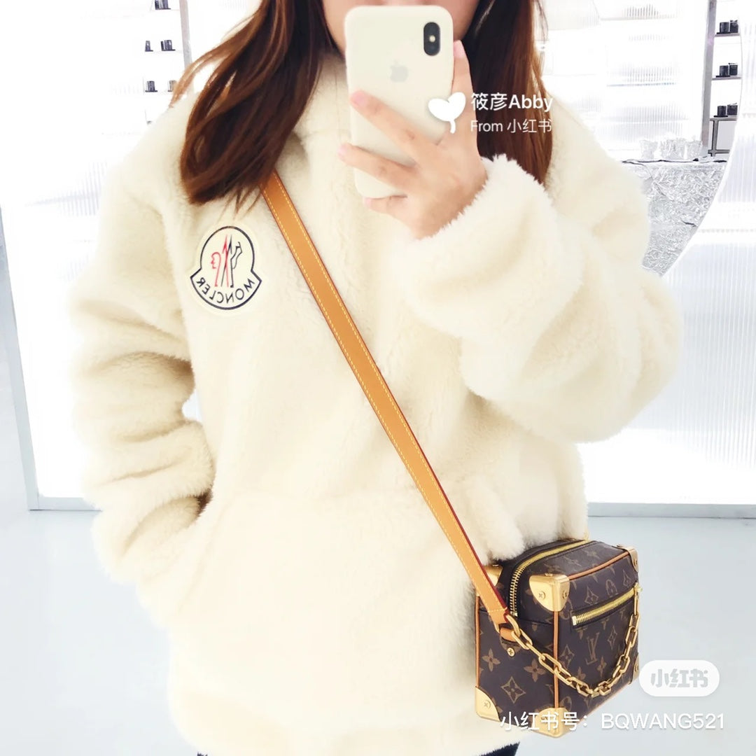 M68906 路L家-Mini Soft Trunck老花盒子包 上身照