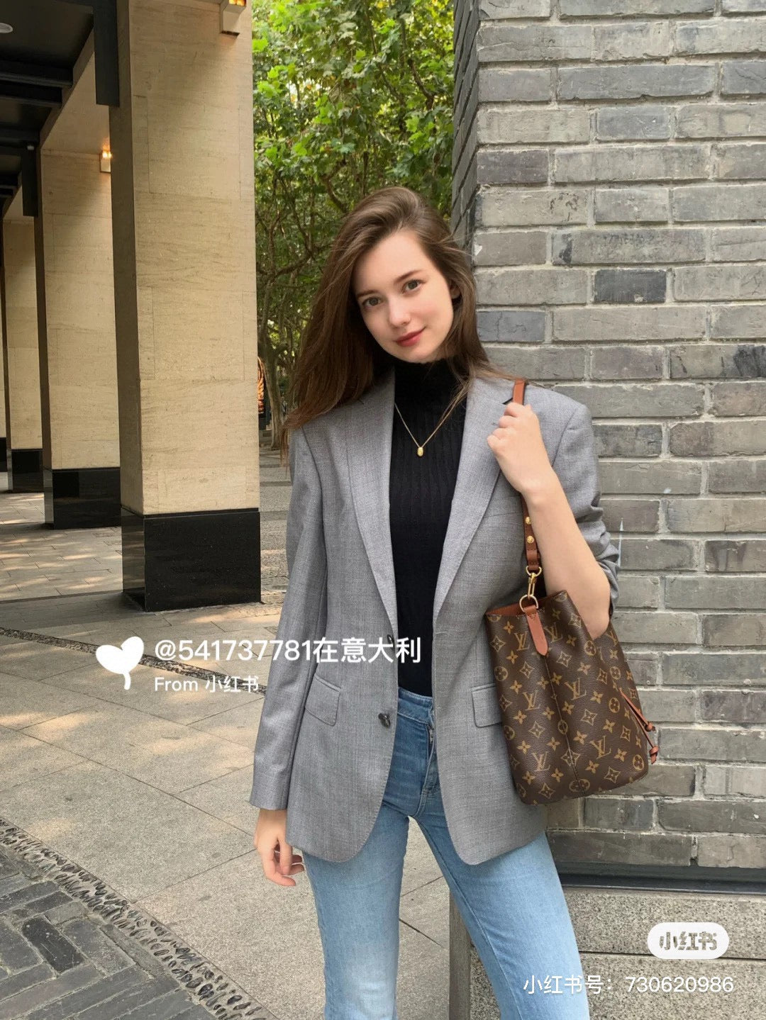M44887 路L家-NéONOé手袋水桶包 焦糖色 上身照