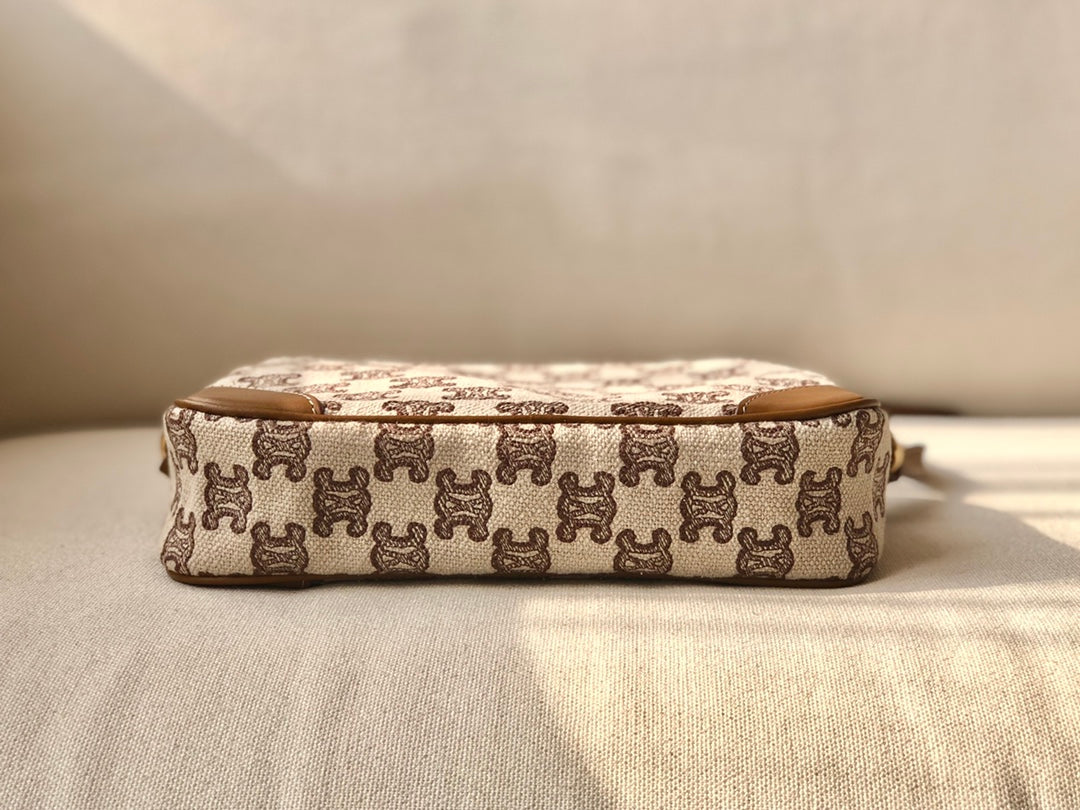 賽C家-TRIOMPHE刺繡織物相機包