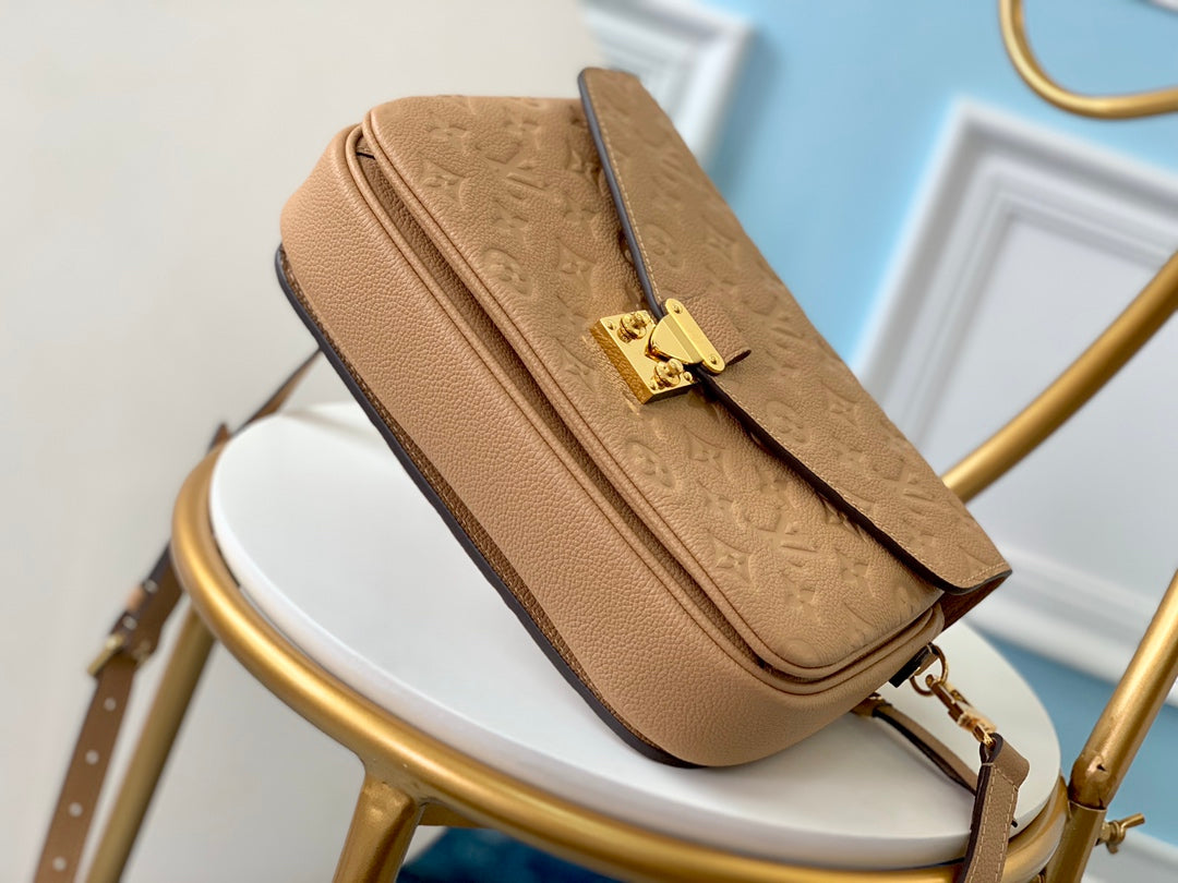 M44245 路L家-Pochette Métis郵差包