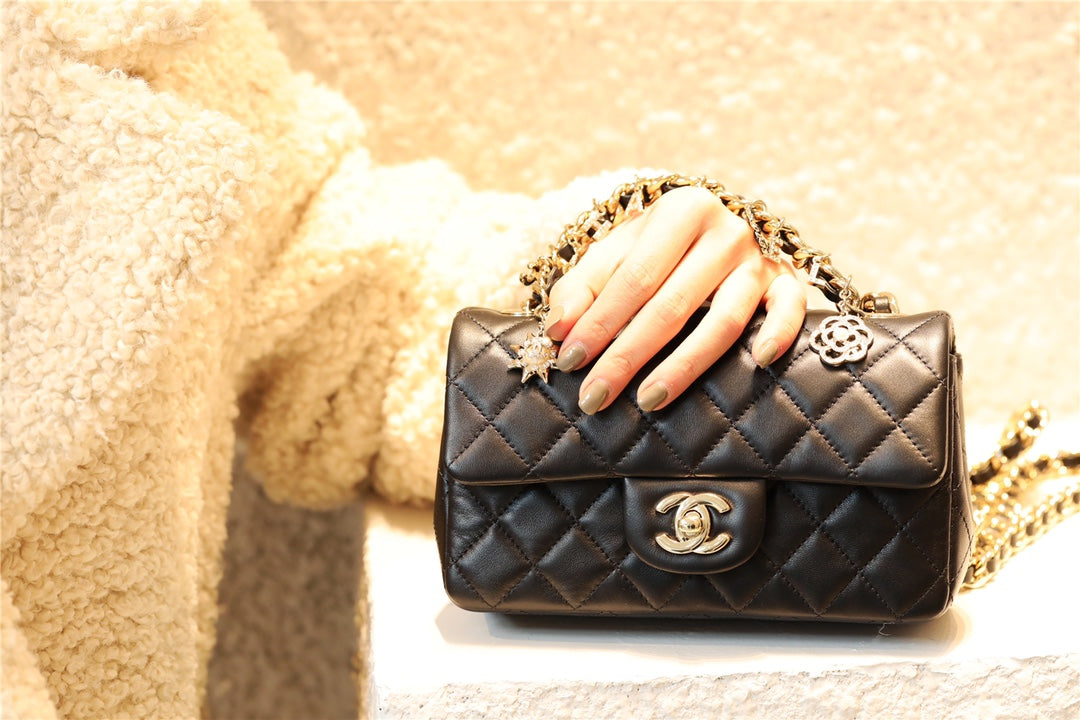 Chanel 吊墜徽章 mini CF
