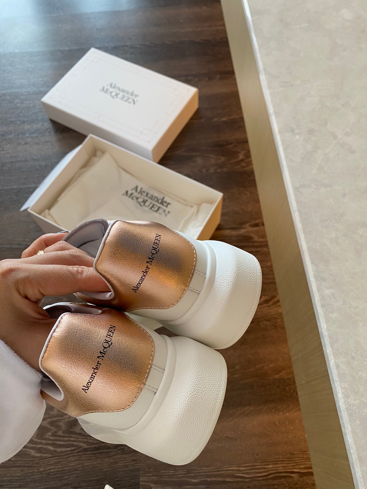 麥M昆-經典小白鞋 亮金橘色