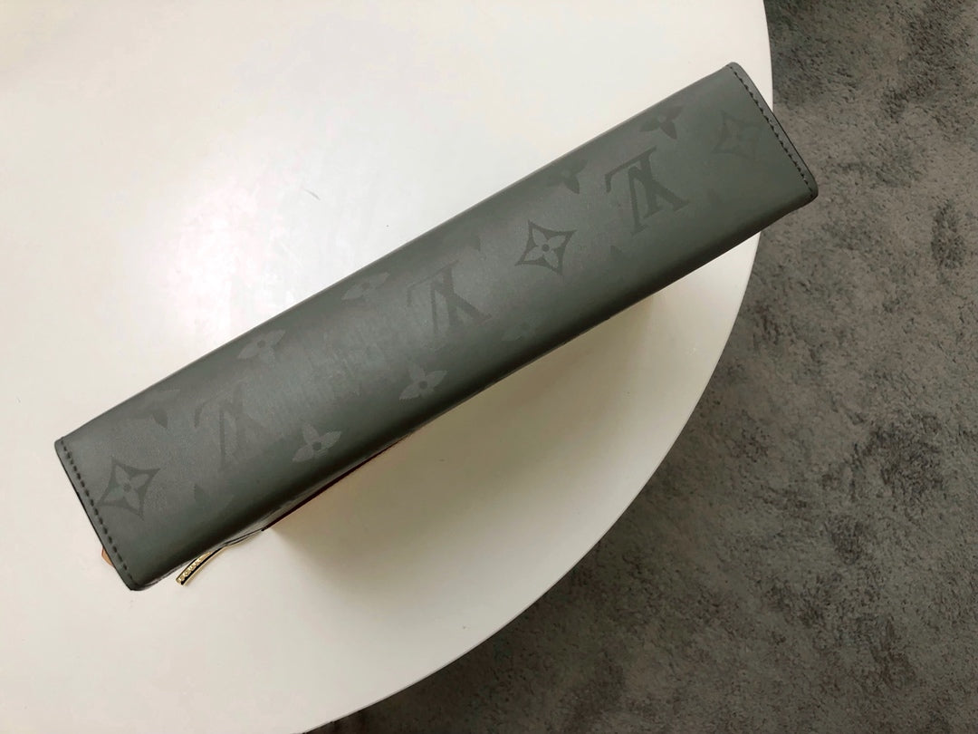 Lou-Monogram Titanium 手拿包