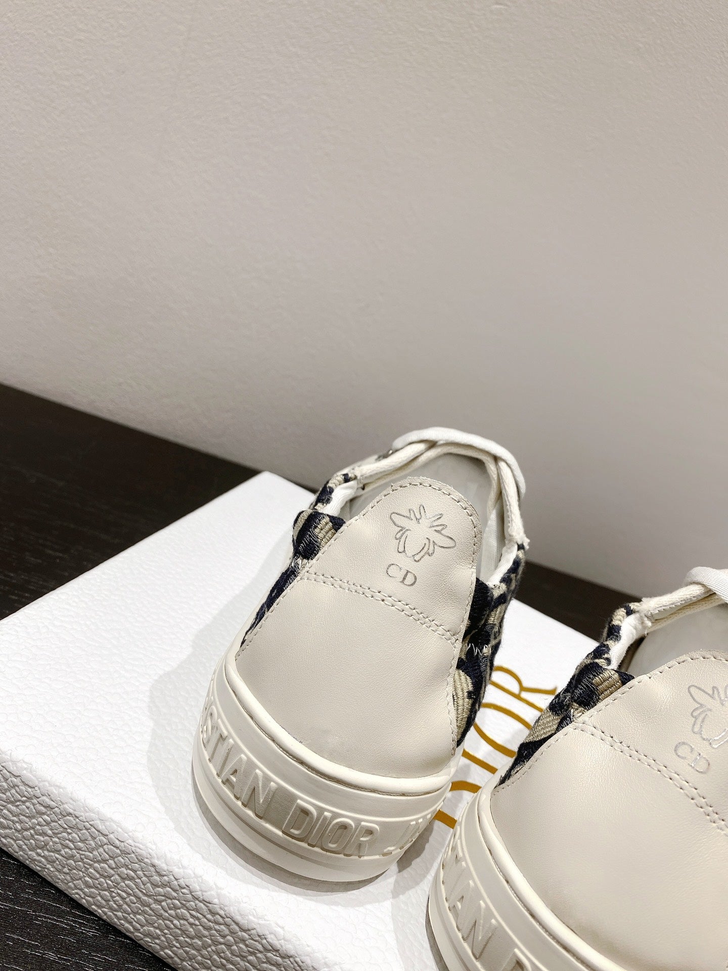 迪D家-帆布系列 平底休閒鞋 踩跟刺繡款