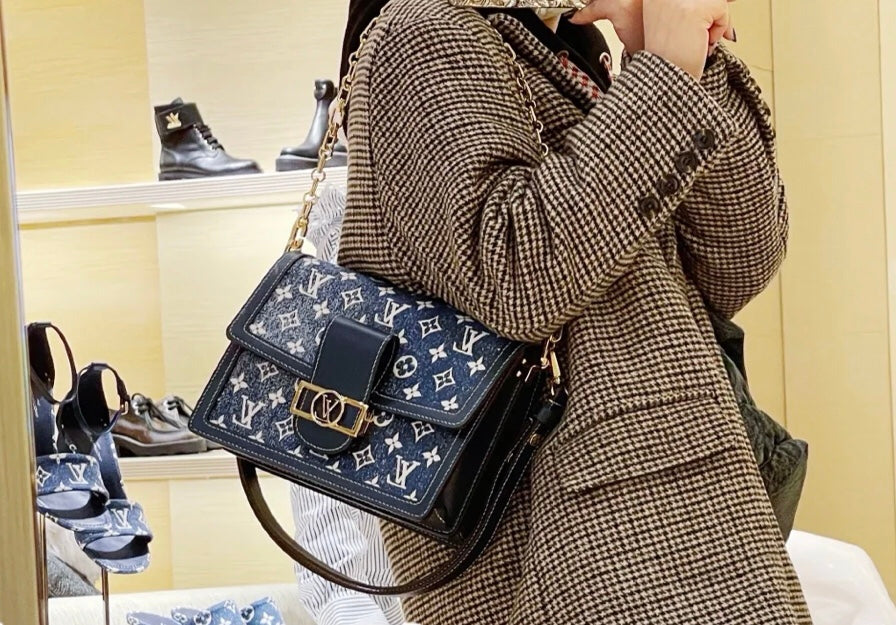 M59716 路L家-Dauphine 小號手袋 牛仔藍色 上身照