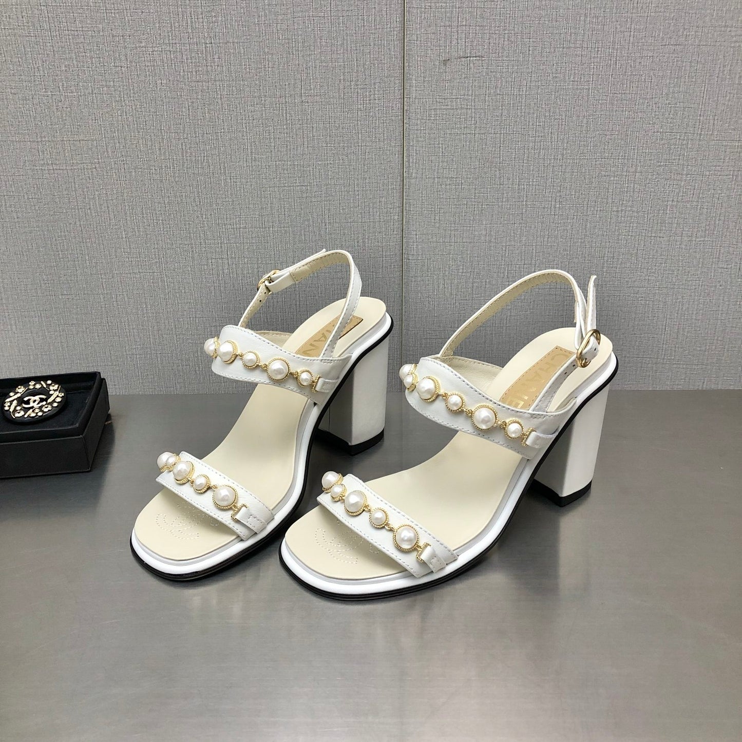 小香家-22A 手工坊珍珠釦高跟涼鞋-內外羊皮（尺碼35-40）