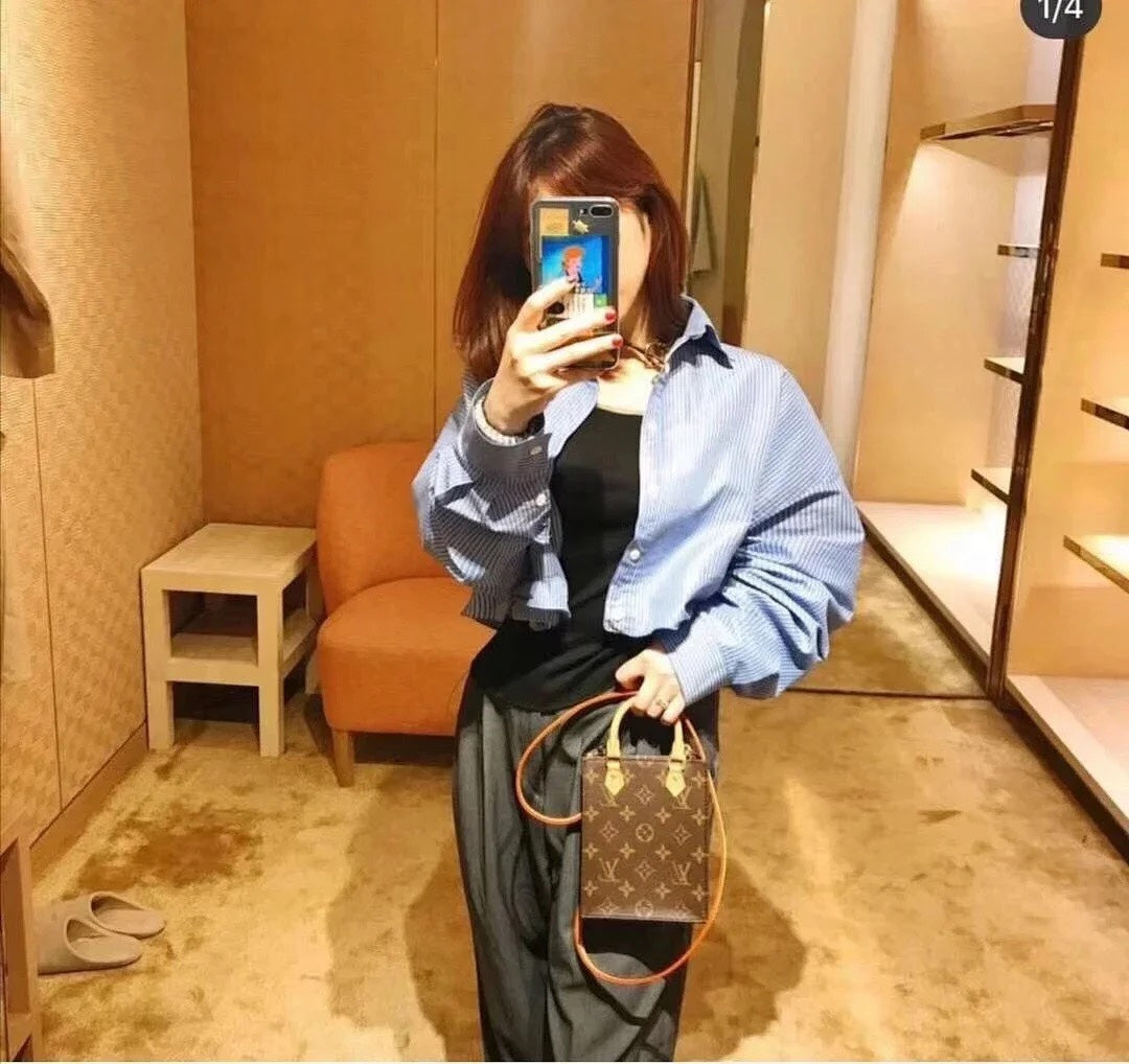 M69442 路L家-PETIT SAC PLAT 手袋 上身照