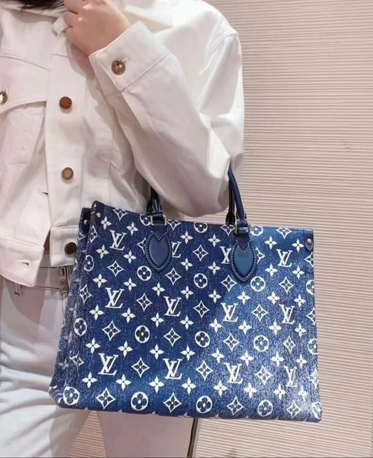 M59608 路L家- Onthego 手袋 牛仔藍 上身照