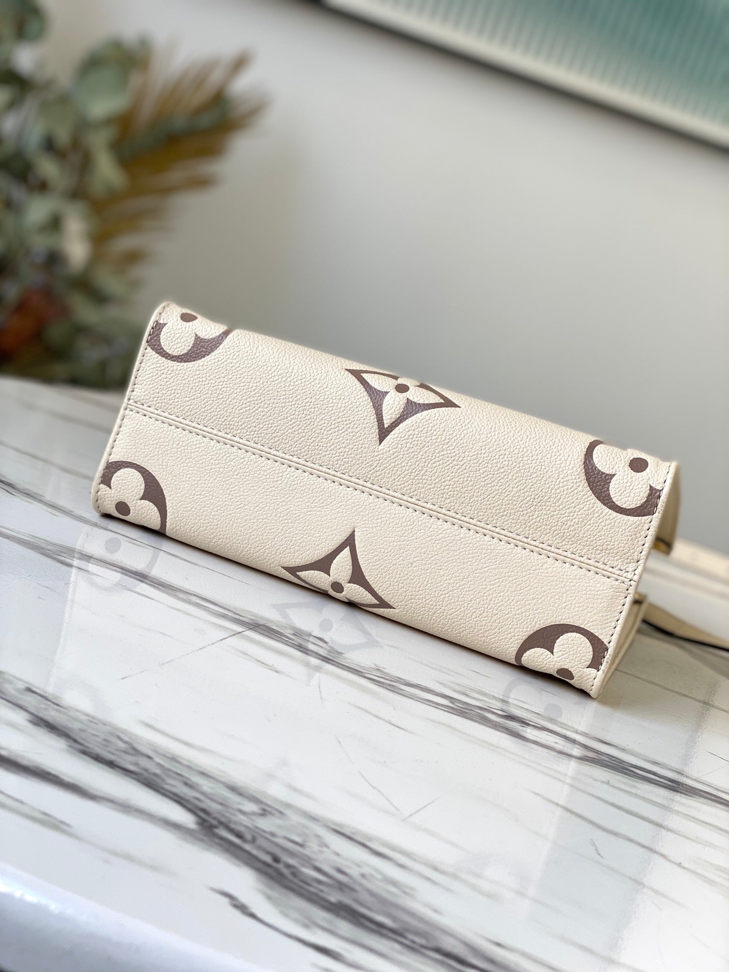 LV M45654 奶白淡粉 Onthego PM