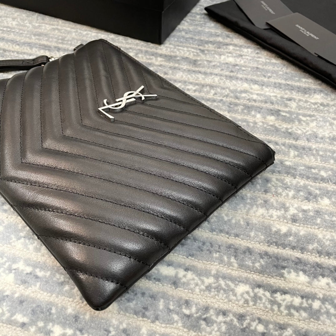 YSL經典MONOGRAM小號絎縫皮革手拿包-黑色牛皮銀扣