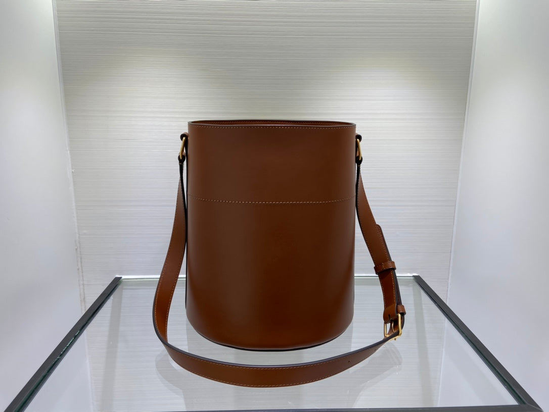 Celine Bucket Maillon Triomphe 牛皮肩背水桶包