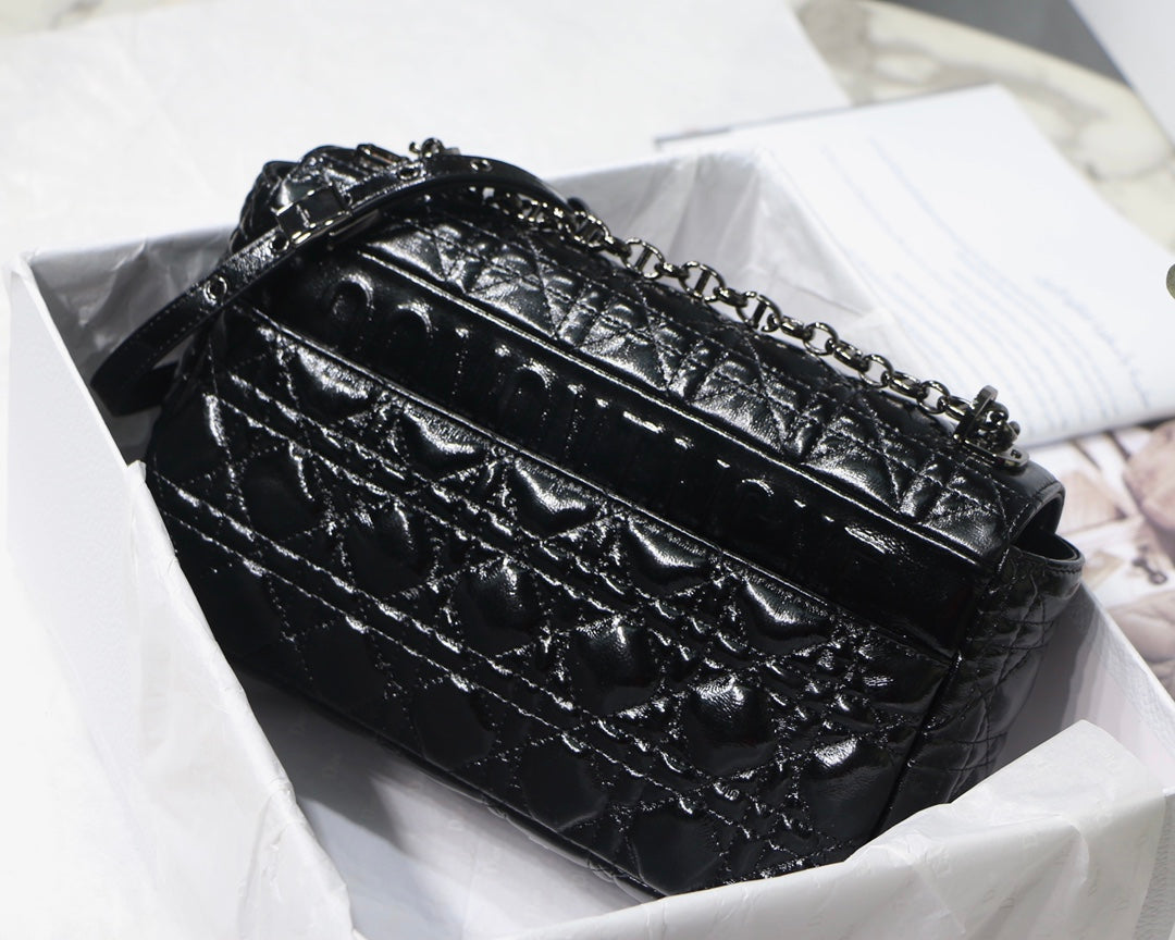 Dior Caro 褶皺漆皮系列 大號28cm-黑色