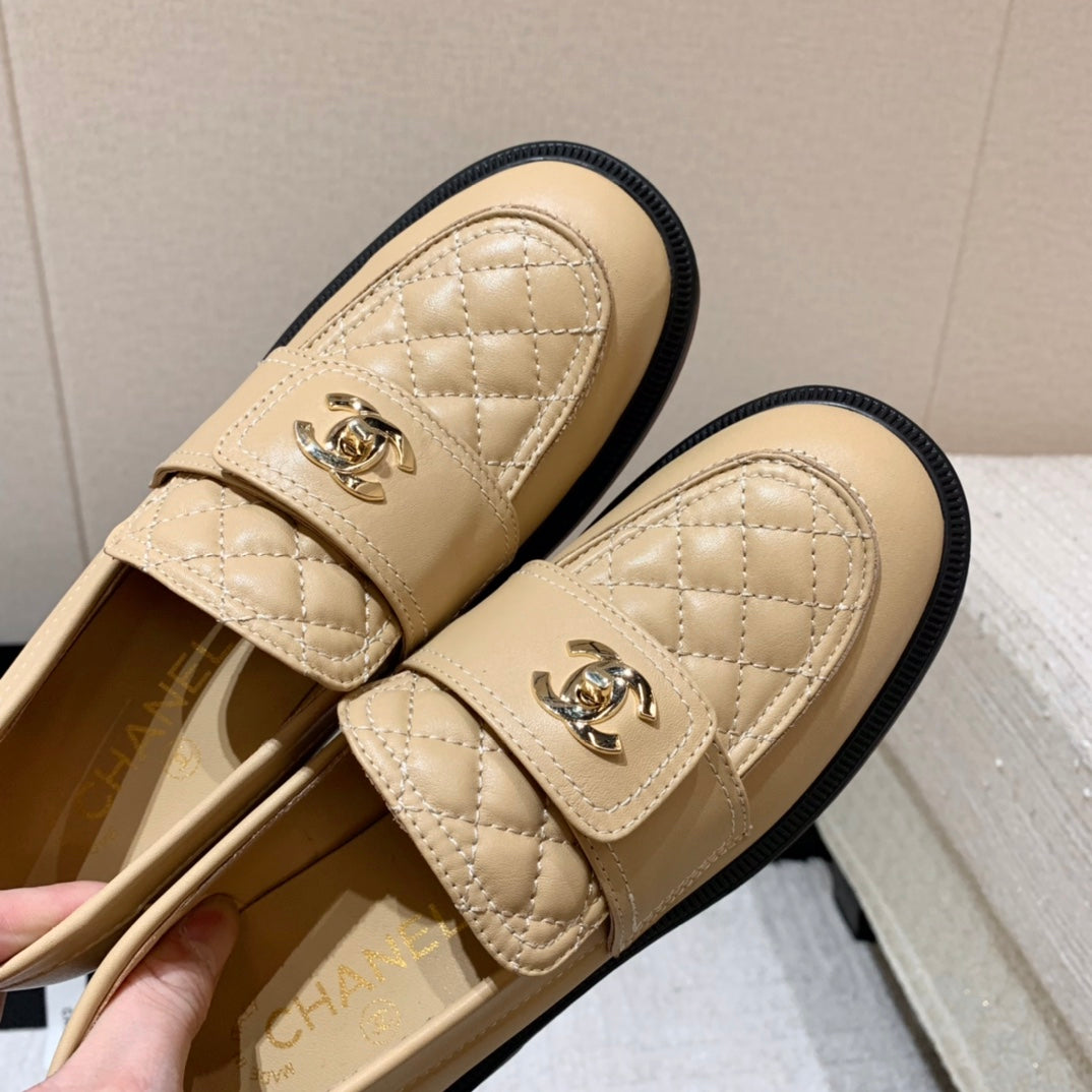 小香家-菱格鬆糕厚底 樂福鞋 杏色
