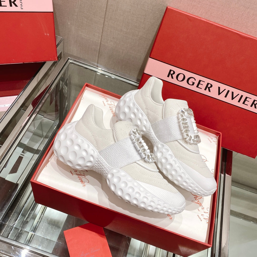 Roger Vivier Run Light 全新的水晶扣運動鞋