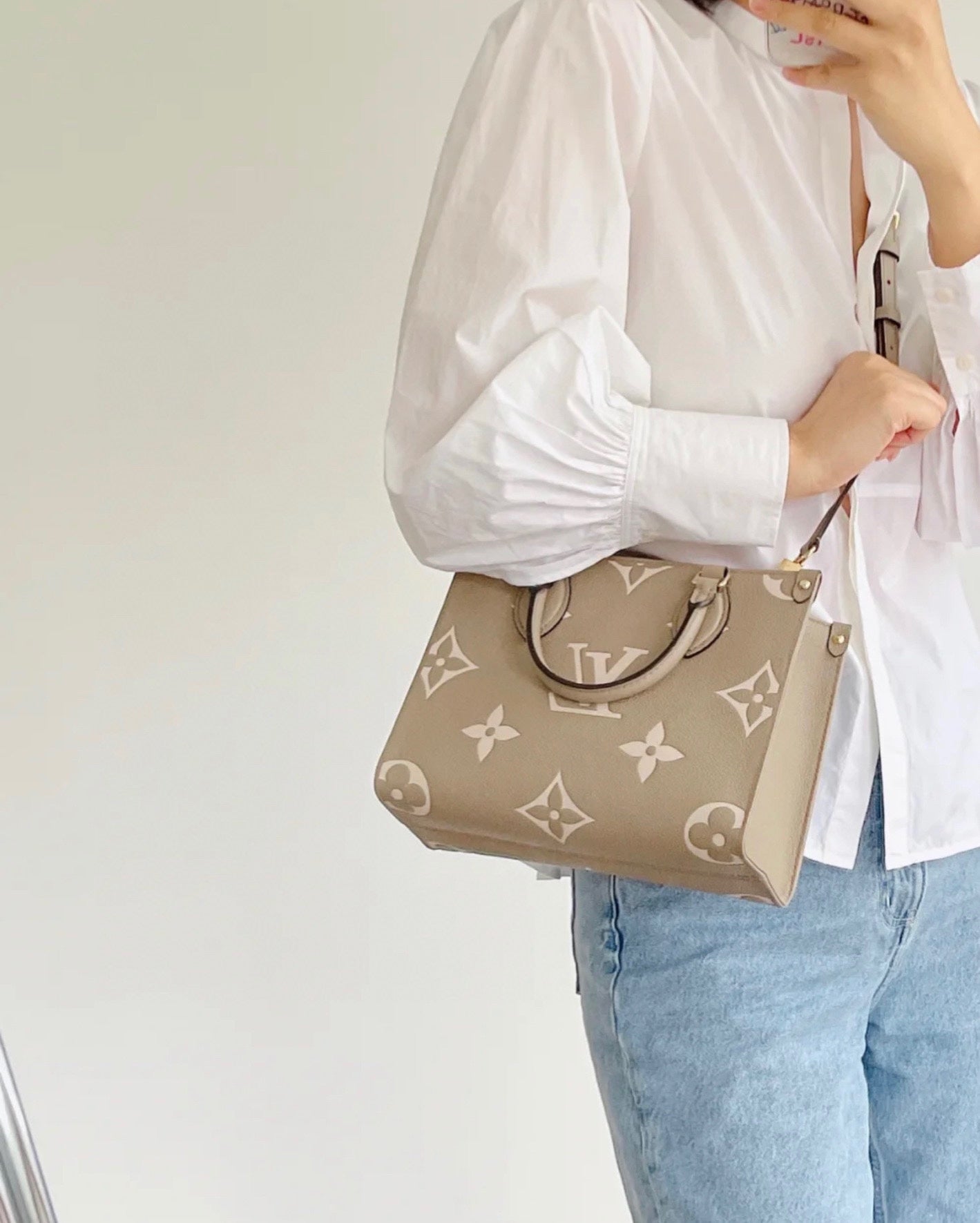 M45779 路L家-Onthego Tote 包 小號 大象灰奶白色 上身照