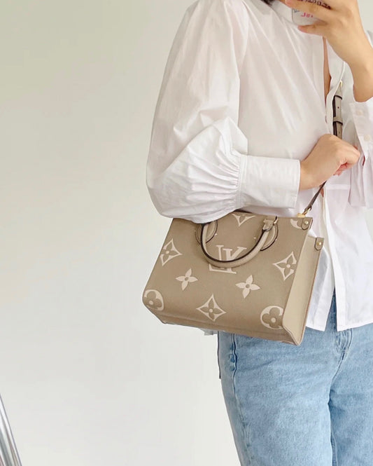 M45779 路L家-Onthego Tote 包 小號 大象灰奶白色 上身照
