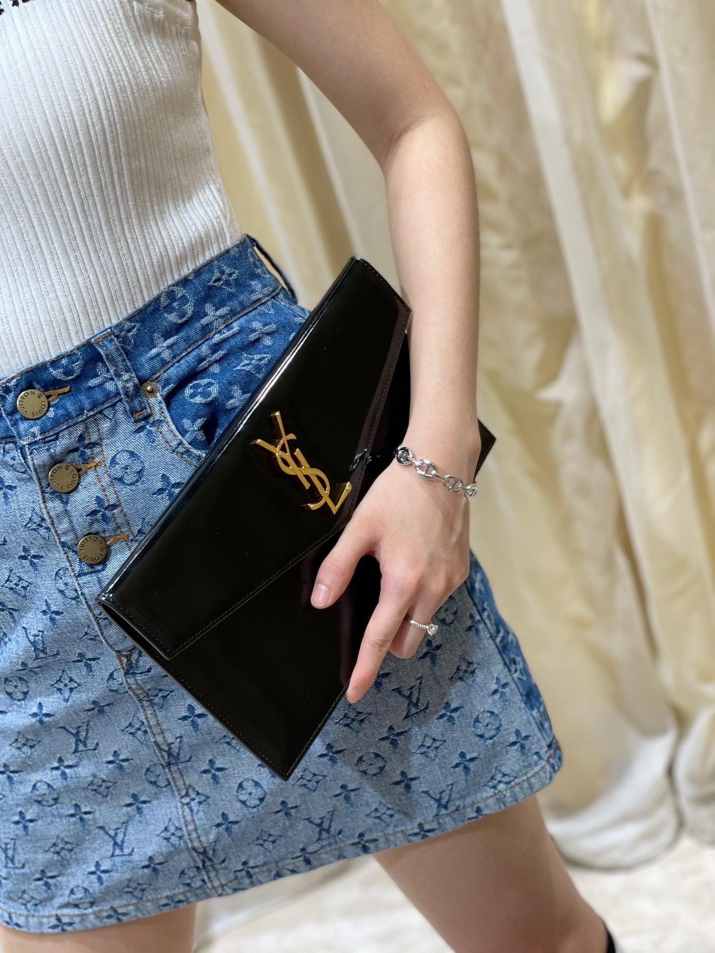 YSL ptown_新品手拿包-黑光滑皮金釦