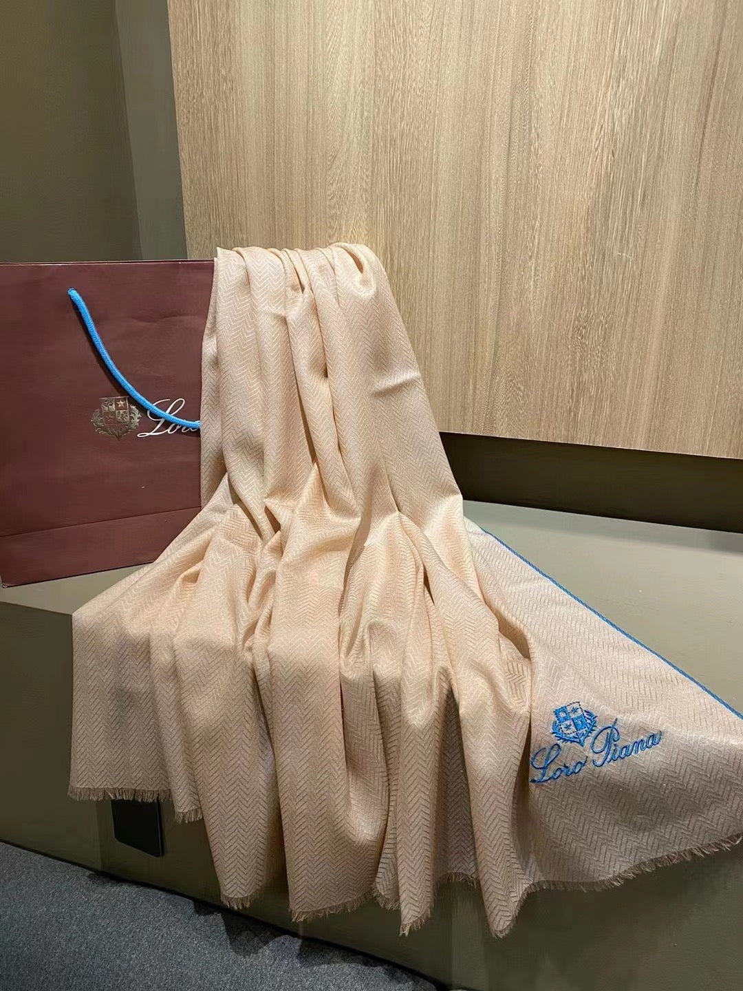 L-Piana  100%羊絨純色系水毛人字紋金斯圍巾-200隻水絨紗線-90*200cm