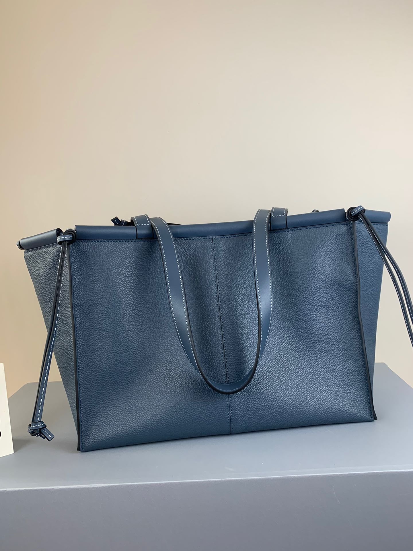 羅L威-Cushion tote 小牛皮 深藍色