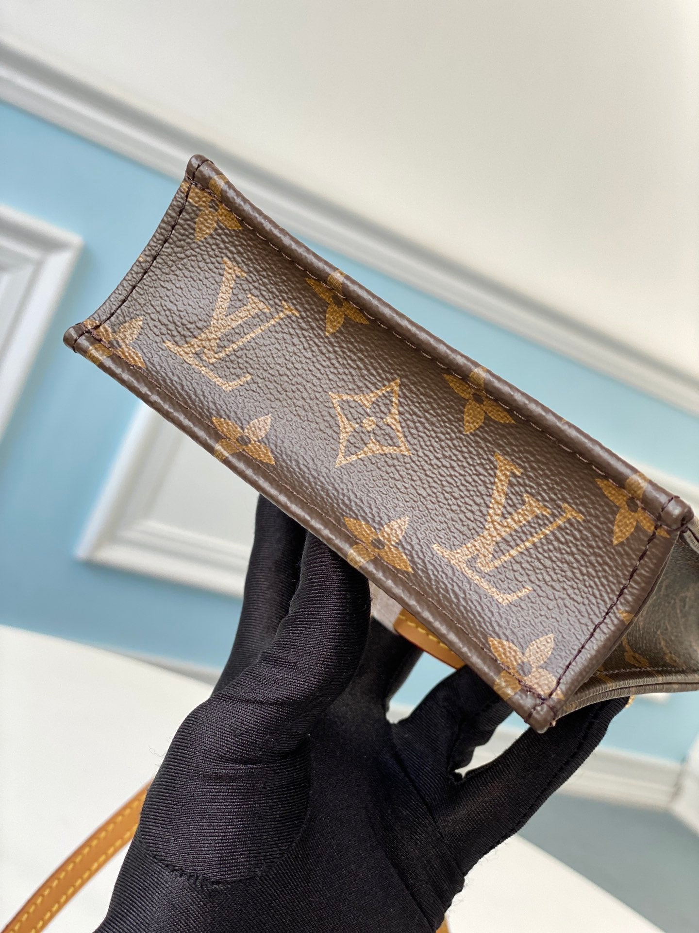 M69442 路L家-PETIT SAC PLAT 手袋 上身照