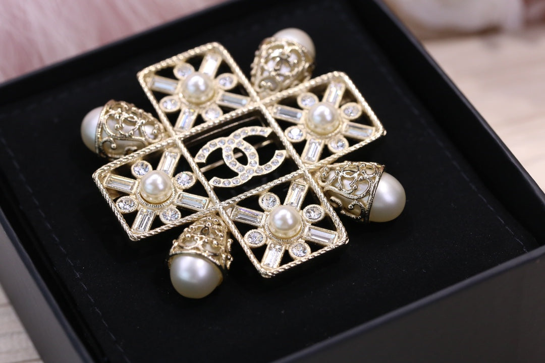 Chanel 胸針