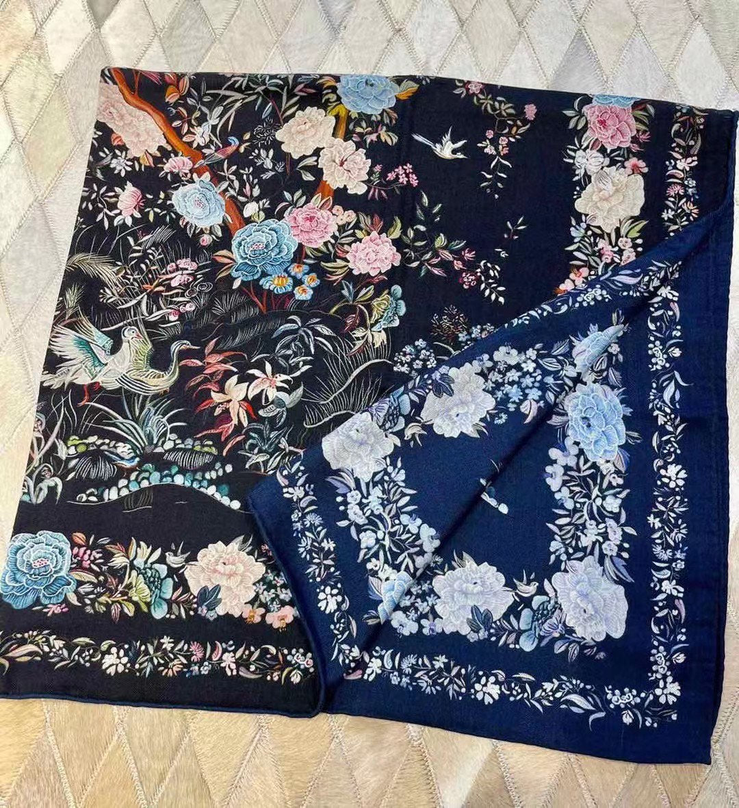 迪D家-茹伊叢手繪絲絨方巾 110*110 cm