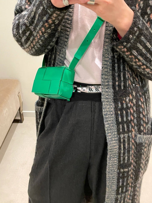 B編織-羊皮方格Mini cassette Bag 迷你編織包 12x8x4 上身圖