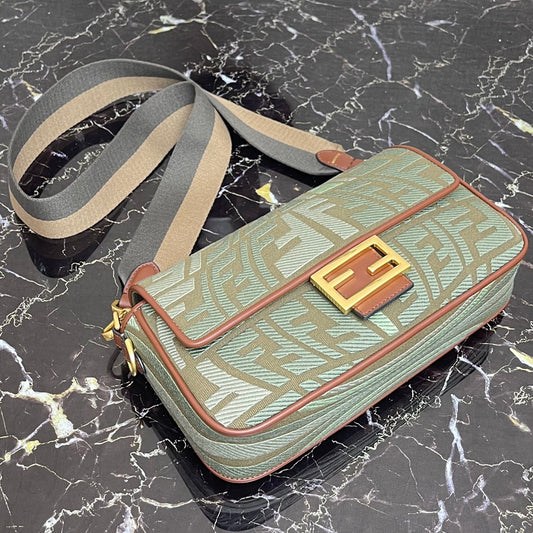 芬F家-Baguette-中長型綠色魚眼刺繡法棍包