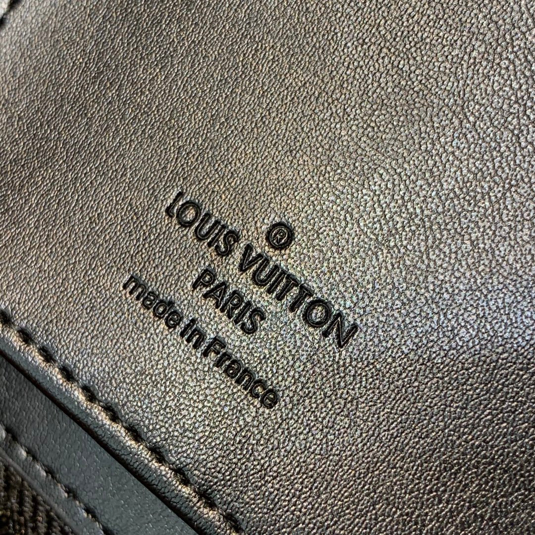 LV M80505 黑色直式拉鏈長夾 男款