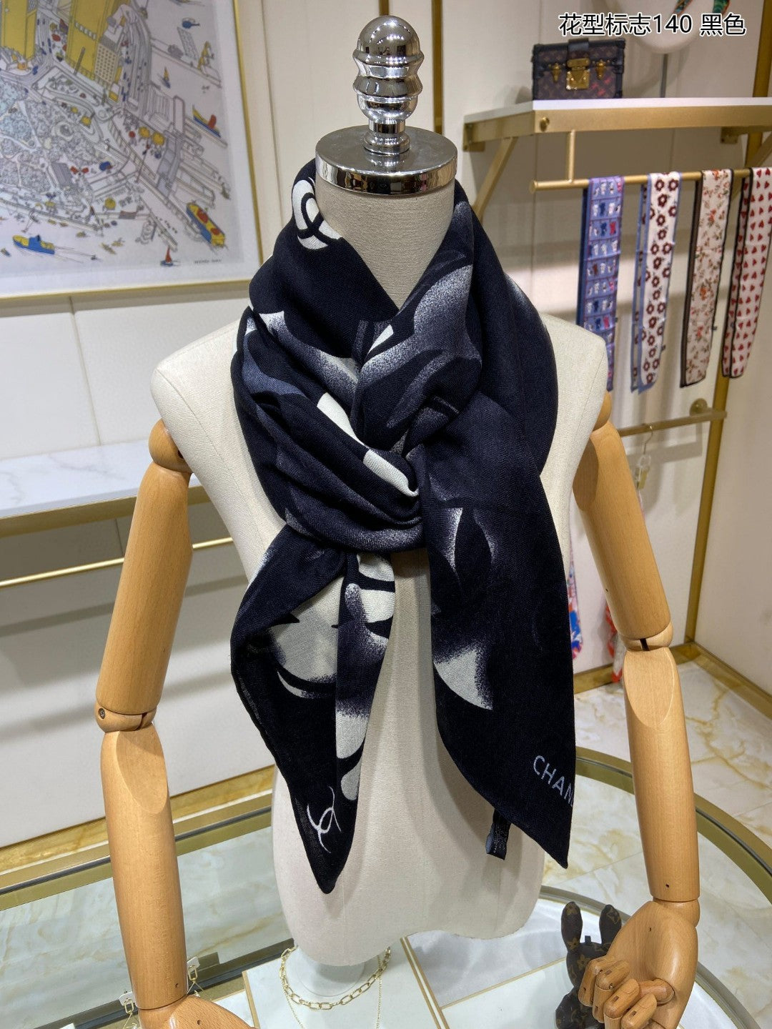 小香家-花型標誌方形圍巾 140*140cm 80%羊絨+20%真絲 黑色