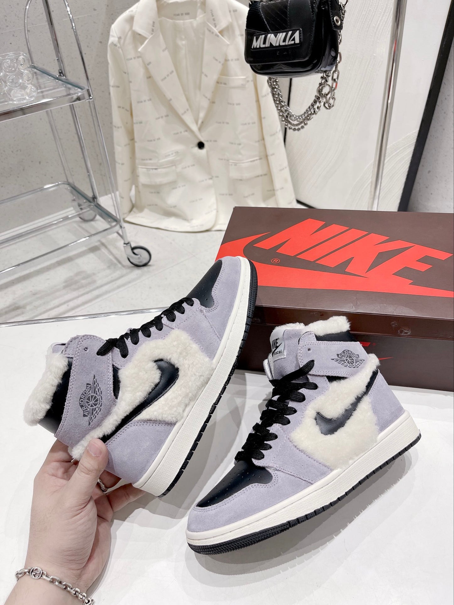 N1KE-WMNS Air Jordan 1 男女同款 毛毛款 灰色